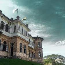 Universitas katolik soegijapranata memiliki asrama bagi anda. Memberi Tempat Tinggal In English