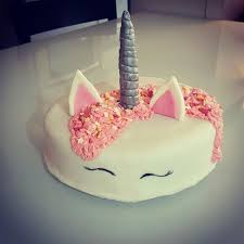Licorne En Gateau Au Yaourt Recouvert De Pate A Sucre Et De Chantilly Rose Gateau Yaourt Gateau Pate A Sucre