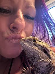 Why is my bearded dragon's head color changing?