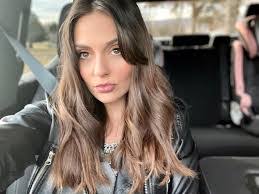 Anna Durst's Instagram, Twitter & Facebook