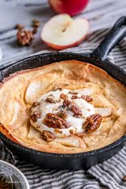 Dutch Baby Pfannkuchen Mit Apfeln Karamellisierten Pecannussen Creme Fraiche Rezept Baby Pfannkuchen Lebensmittel Essen Dutch Baby Rezept