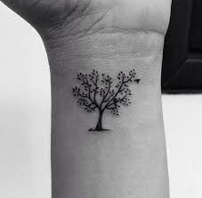 L'arbre de vie est une sorte de représentation graphique qui apparaît assez souvent dans les traditions philosophiques et religieuses variées. Epingle Sur Tatouage