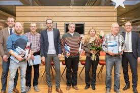 Bahlingen Maier Kuchen Ehrt Langjahrige Mitarbeiter Gunter Adler Erhalt Fur 40 Jahre Betriebszugehorigkeit Ehrenurkunde Des Landes Baden Wurttemberg Regiotrends