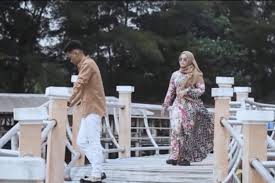 Ini kerana rentak dan lirik lagunya yang bersifat evergreen. Lirik Dan Chord Lagu Emas Hantaran Arief Feat Yollanda Halaman All Kompas Com