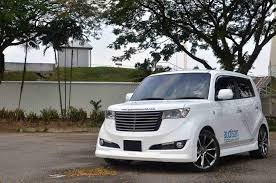 Menerusi video tersebut, kelihatan seorang gadis sedang bersama rakannya berada di dalam sebuah kereta untuk menuju ke tempat yang tidak diketahui. Toyota Bb Audison Kar Hifi