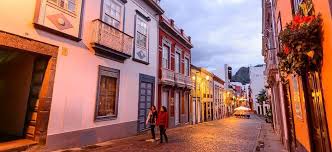 One of the prettiest towns in the canary islands, the historic (and bureaucratic) capital of the island, santa cruz de la palma is a compact city strung out along the shore and flanked by beautiful, fertile green hills. Altstadt Von Santa Cruz De La Palma Hallo Kanarische Inseln
