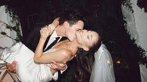 Pop star ariana grande has married her fiance dalton gomez in a tiny and intimate wedding. Jqzv7znoathapm