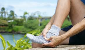 Lateral foot pain can cause a variety of symptoms, most of which depend on which part of the foot is affected. Runners And Foot Injuries 4 Causes Of Foot Pain Active