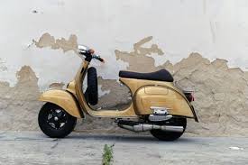 Retro Scooter Garage Vespa 150 Sprint Oro Puro Vespa 150 Vespa Vespa Scooters