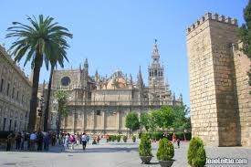 A avenida de la constitución é uma enorme avenida de sevilha, cheia de lojas, cafés e restaurantes. Espanha Blog De Viagens Em Modo Aventura