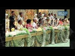 Beliau merupakan puteri kepada sultan brunei, sultan hassanal bolkiah bersama bekas isterinya iaitu, azarinaz mazhar hakim. The Royal Banquet Brunei Royal Wedding 2012 Youtube