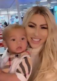 Ex de Aaron Carter celebra 1 ano do filho: 'Tenho que ser forte por ele'