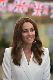 Herzogin kate in großer sorge um ihren kleinen sohn jennifer höck montag, 09.08.2021 · 12:09 uhr prinz william und herzogin kate machen sich sorgen um die zukunft ihrer kinder, besonders um die von prinz george. Kate Middletons Vintage Clutch Aus Den 30ern Zeigt Wie Nachhaltige Mode Wirklich Funktioniert Vogue Germany
