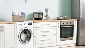 Ahorrar dinero en la factura del hogar y ser más eficiente con el uso que hacemos de los recursos en solo tenemos que aprender los trucos para ser más sostenibles con el uso de los electrodomésticos. Lavavajillas Horno Lavadora Como Ahorrar Dinero En La Luz Con Cada Electrodomestico De La Casa