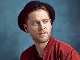 Irgendwie erinnert er an ein rennpferd, wie er da so sitzt und euphorisch gestikuliert. Johannes Oerding Kommt Zum Soundcheck Festival Nach Gottingen