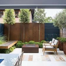 Whilst you can't physically increase the size of a small garden, you can certainly employ a few visual tricks to create the illusion of space. Pin On Paisagismo Contemporaneo