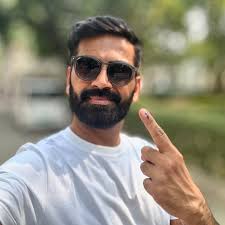 🤪 Ungali, ek aisi cheez jo har 5 saal mein hum ek baar karte hein sarkaar  banane ko… Fir wahi sarkaar agle 5 saal hum mein daily ungali karti hai…  Issliye, behtar