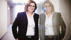 Adina vălean partidul ulusal liberal'e 1999'da katıldı ve 2000'den 2002'ye kadar pnl'nin gençlik örgütünün genel sekreterliğini yaptı. Adina Ioana VÄƒlean The Simple Fact That The Commission Proposed The Circular Economy Package Is Already A Change In Mindset