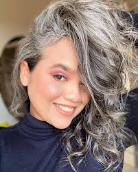 Mulheres grisalhas com menos de 30 anos falam sobre o tema