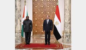 قال الرئيس المصري عبد الفتاح السيسى، إنه شرُف بقيادة الجيش المصرى فى لحظات عصيبة فى عمر هذا الوطن، مؤكدا أن انحيازهم كان لإرادة الشعب المصرى. Ø§Ù„Ø±Ø¦ÙŠØ³ Ø§Ù„Ø³ÙŠØ³ÙŠ ÙŠØ³ØªÙ‚Ø¨Ù„ Ø±Ø¦ÙŠØ³ Ø¬Ù…Ù‡ÙˆØ±ÙŠØ© Ø¨ÙˆØ±ÙˆÙ†Ø¯ÙŠ Ø§Ù„Ù‡ÙŠØ¦Ø© Ø§Ù„Ø¹Ø§Ù…Ø© Ù„Ù„Ø¥Ø³ØªØ¹Ù„Ø§Ù…Ø§Øª