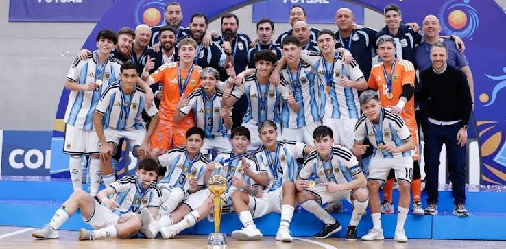 Argentina, tricampe&oacute;n del Sudamericano Sub 17 de futsal: le gan&oacute; en el alargue a Brasil y estir&oacute; su corona