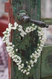 2 others took a break from the world and solved it. L Atelier Du Mercredi Avec Des Brins De Muguet Plumetis Magazine