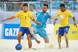 A chuva que atingiu a cidade do litoral paulista no dia anterior deu uma trégua e as equipes treinaram em uma clima. Futebol De Areia Brasil Goleia O Taiti Na Estreia Da Copa Do Mundo Diario De Goias