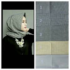 Jilbab pashmina model modern ini cocok dikenakan untuk semua acara mulai dari acara pesta sampai acara santai dan lain lain. Jilbab Pashmina Motif Monochrome Cantik Model Terbaru Murah