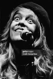 Singer Rickie Lee Jones makes a face during a 1981 concert at the... News  Photo