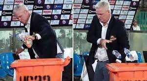 Jones, in mumbai as part of the indian premier league's official broadcasting commentary crew, suffered a major heart attack on thursday. Psl 2020 Dean Jones Wins Hearts For Post Match Trash Pick Up