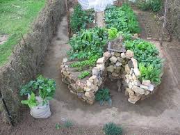Keyhole Bed The Center Is The Compost Bin And Water Poured On Top Seeps Out Through The Compost Washing Keyhole Garden Plants Container Gardening Vegetables