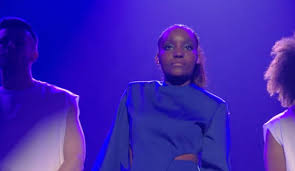 Het programma wordt gepresenteerd door an lemmens en backstage door sean dhondt (seizoen 1, 2, 3, 5, 6 en 7) en sam de bruyn (seizoen 4). Kiezen Was Nog Nooit Zo Moeilijk Dit Was De Eerste Liveshow Van The Voice Van Vlaanderen Tv Hln Be