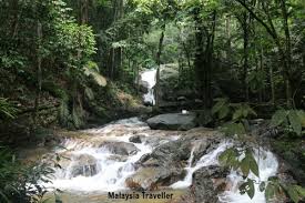Dalam keadaan hujan lebat, air sungai di batu 14, hulu langat, selangor melimpah sehingga ke jalan raya. Sungai Tekala Recreational Forest