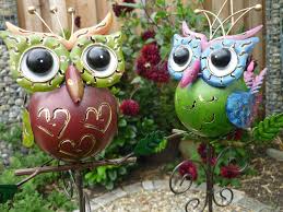 Zu halloween eignen sich der garten und die terrasse hervorragend als kulisse für begegnungen von hexen, gespenstern, zombies. Garten Figur 2er Set Kleine Freche Eule Metall Bunt Deko Vogel Gartenstecker Gartendekorationen Shop