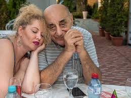 În plină pandemie, blondina a făcut mărturisiri emoționante, despre viitorul procesul de adopție al unui copil nu este tocmai simplu, de aceea au fost necesare demersuri serioase. Cum Rade Oana De Viorel Lis El Are 74 De Ani Eu