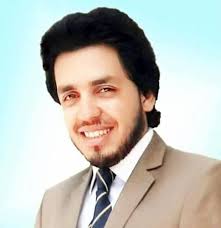 قوانین و فرامین‌ ط/البان، تنها علیه زنان نیستند، بلکه مردها را نیز وادار به  تغییر پوشش کرده اند. ایشان حکمت‌الله نورزی، کارمند شورای امنیت ملی و شرکت  برشنا در دولت پیشین است.