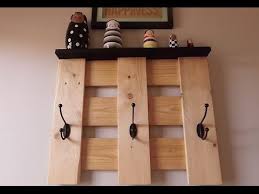 Ce porte manteau est aussi appelé porte manteau perroquet. Diy Porte Manteau Mural En Bois Youtube