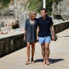 Brigitte Et Emmanuel Macron En Vacances A La Plage Emmanuelmacron Brigittemacron Macron French First Lady Brigitte Dramatic Classic
