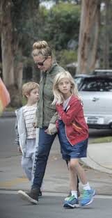Julia and husband daniel moder, along with hazel and her twin brother. Z15808096q Julia Roberts Julia Roberts Julia Roberts And Husband Julia Roberts Movies
