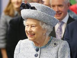 Erzsébet brit királynő stílusa sosem megy ki a divatból,. Elj Ugy Mind Ii Erzsebet Kiralyno Es Talalj Ra A Hosszu Elet Titkara Filantropikum Com Winter Hats Fashion Hats