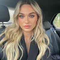 Amelia Davis's Instagram, Twitter & Facebook