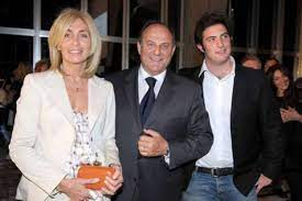 Maybe you would like to learn more about one of these? Gerry Scotti Figlio E Moglie Chi Sono E Cosa Fanno Edoardo E Gabriella