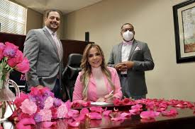Wherever you want and when you want to a single click. Saudy Rivera Firma Contrato Con Mega Tv Periodico El Sol De Puerto Rico