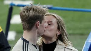 He made his 2 million dollar fortune with willem ii & ajax. Champions League Real Madrid Vs Ajax De Jong Arrives At The Santiago Bernabeu After The Two Clasicos Marca In English
