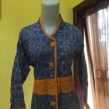 Model baju batik terbaru modern murah selanjutnya adalah model blouse panjang dengan tambahan ikat pinggang. Tunik Batik Kancing Samping D00083