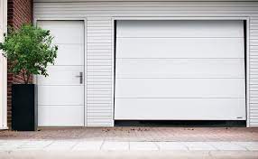 Parallel zum fliesen und streichen im technikraum mussten wir ebenfalls die garagentorwand sowie die wand der nebentüre der garage fertigstellen, damit das tor eingebaut werden kann. Nebenturen Bauer Tore Gefrees In Oberfranken