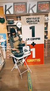 Candy store, home goods store, furniture store, liquor store. Kasanova Parma Bomboniere Iurd Gifs
