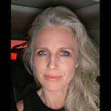 Elisabeth Costa's Instagram, Twitter & Facebook