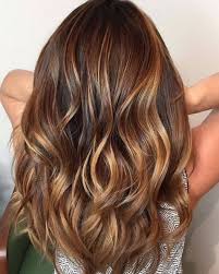Warm Getontes Braunes Haar Mit Karamell Balayage Braune Haare Karamell Balayage Haarfarben