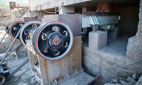 A toggle plate and tension rods hold the pitman tight. Jaw Rock Crusher Homemade Gun